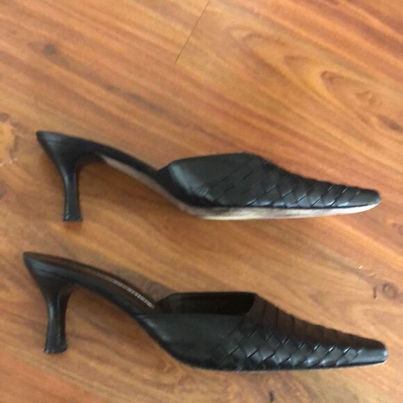 Donald J Pliner Black, leather woven mules 8 - Picture 4 of 7